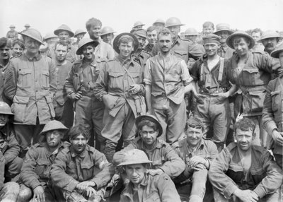 Un grupo del 46º Batallón de Infantería Australiana justo después de salir de la línea frente a Monument Wood, donde experimentaron un período de lucha muy severa, mostrando la condición de los de Australian Photographer
