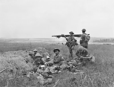 Una escena durante la batalla de Hamel, mostrando camilleros estadounidenses y australianos trabajando juntos en la zona de la línea del frente, después de que la infantería había pasado, 4 de julio de 1918 de Australian Photographer