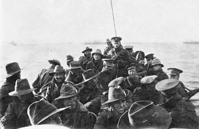 Vista hacia popa de un bote salvavidas que transporta a hombres no identificados de la Compañía de Señales de la 1ª División Australiana, siendo remolcados hacia Anzac Cove a las 6 am el día del desembarco, 25 de abril de 1915 de Australian Photographer