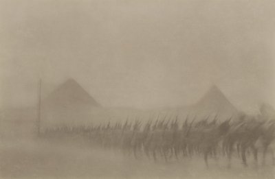 Infantería australiana marchando durante una tormenta de polvo, conocida en Egipto como Khamseen, 1915 de Australian Photographer