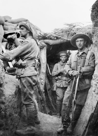 Tropas australianas en las trincheras turcas de Lone Pine, 1915 de Australian Photographer