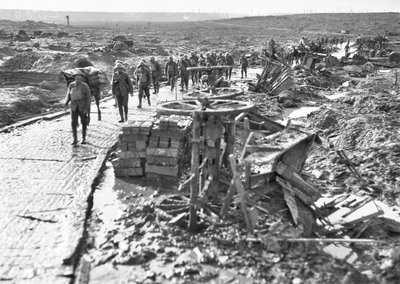 Tropas australianas pasando por el camino que lleva a Idiot Corner, en Westhoek Ridge, en el sector de Ypres, 28 de octubre de 1917 de Australian Photographer