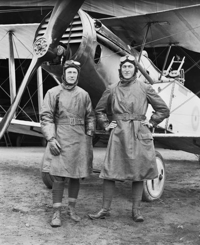 Capitán Syd Addison de Huon, Tasmania y Teniente Hudson Fysh de St Leonards, Tasmania, ambos del Escuadrón No 1 del Cuerpo de Aviación Australiano, frente a un Bristol F2B Fighter, 29 de diciembre de Australian Photographer