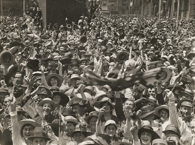 Multitud en Martin Place, Sídney, celebrando la noticia de la firma del armisticio, 11 de noviembre de 1918 de Australian Photographer