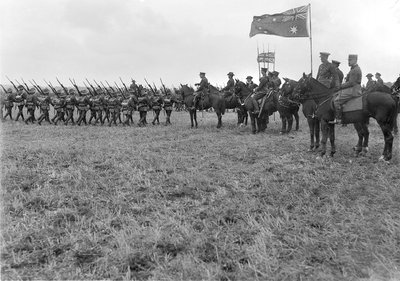 Mariscal de Campo Sir Douglas Haig revisando la 5ª División Australiana en Ebblinghem, 29 de agosto de 1917 de Australian Photographer