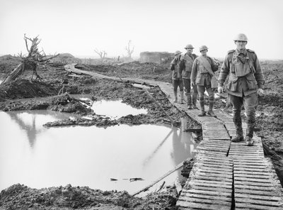 Cuatro soldados australianos caminando por la pista de tablones en Tokio, cerca de Zonnebeke, en el sector de Ypres, sobre una parte del país capturado por los australianos en la lucha de la Tercera Batalla de Australian Photographer