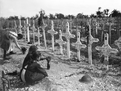 Niños franceses cuidando tumbas en el Cementerio de Adelaida de australianos muertos en batalla en el Frente Occidental, Villers-Bretonneux, Francia, 26 de agosto de 1919 de Australian Photographer