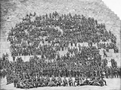Retrato de grupo de todos los oficiales y hombres originales del 11º Batallón, 3ª Brigada, AIF, 10 de enero de 1915 de Australian Photographer