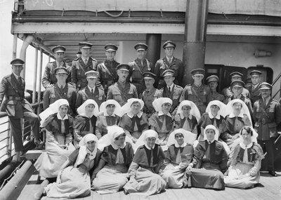 Retrato de grupo de los Oficiales Médicos Senior y personal a bordo del HMAT Wahehe, durante el viaje de regreso a Australia, septiembre de 1919-octubre de 1919 de Australian Photographer