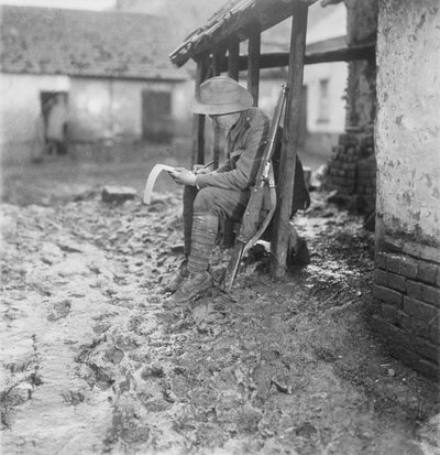 En alojamientos en Flesselles. Un miembro del 2º Batallón Australiano llevando su correspondencia, 17-30 de noviembre de 1916 de Australian Photographer