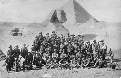 Retrato informal de un grupo de la Escuela de Señales de Infantería Australiana frente a la Esfinge y la Pirámide. Equipo de señalización en primer plano, c.1915 de Australian Photographer