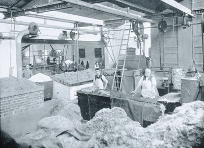 Interior de una fábrica de sombreros, Victoria, c.1900, de 
