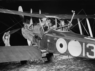 Teniente (Lt) Stanley George Brearley, piloto, y Lt Robert Harold Taylor, observador, del Escuadrón No. 69 (Australiano), Cuerpo Real de Aviación (RFC), comenzando una operación de bombardeo nocturno desde el ha de Australian Photographer