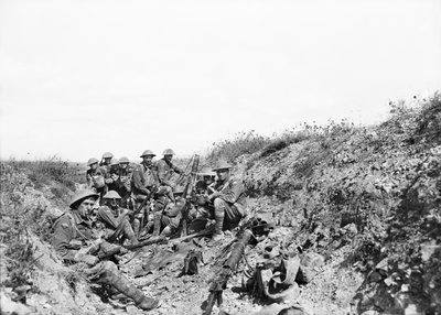 El Teniente A. V. Sedgwick MC y algunos de su grupo del 24º Batallón, esperando el levantamiento del bombardeo de artillería en Mont St Quentin, fotografiados unos minutos antes de salir de la trinchera de Australian Photographer
