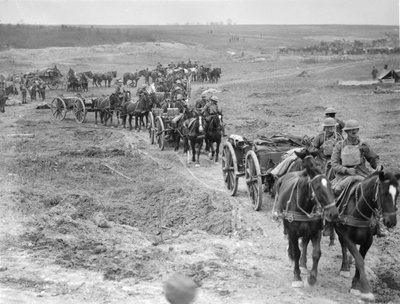 Carros de la 6ª Brigada de Artillería de Campo Australiana llevando municiones a los cañones a través de la Línea Hindenburg cerca de Bellicourt, 4 de octubre de 1918 de Australian Photographer