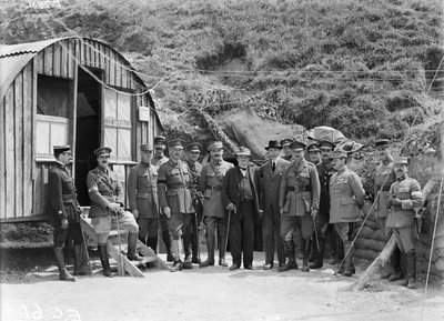 M. Georges Benjamin Clemenceau, el Primer Ministro francés, visitando la 4ª División, una visita única al frente australiano, 7 de julio de 1918 de Australian Photographer
