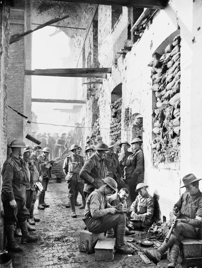 Miembros del 2º Batallón de Infantería Australiana fuera de sus alojamientos en los Cuarteles de Caballería en Ypres, 1 de noviembre de 1917 de Australian Photographer