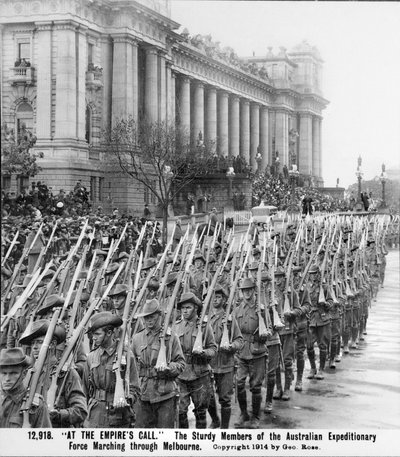 Hombres del AIF marchando frente al Parlamento en Melbourne, Vic, con sus rifles, con bayonetas caladas, sobre sus hombros, antes de embarcarse para el servicio en el extranjero, c. agosto de 1914 de Australian Photographer