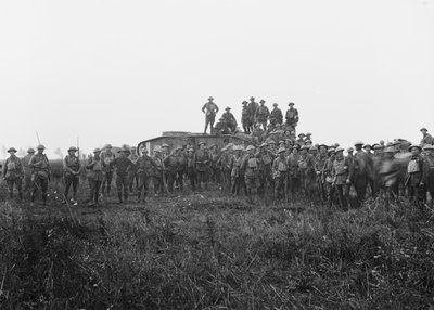 Retrato de grupo al aire libre de una tripulación de tanque y algunos miembros de la 5ª Brigada de Infantería Australiana, 8 de agosto de 1918 de Australian Photographer