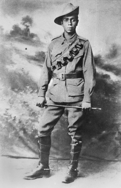 Retrato de un soldado aborigen, 234 Soldado (Pte) Walter Christopher (Chris) George Saunders, c.1916 de Australian Photographer