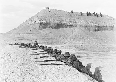 Vista lateral de hombres de la 5ª Brigada de Caballería Ligera Australiana, en alerta, en una sección del puente, abril de 1918 de Australian Photographer