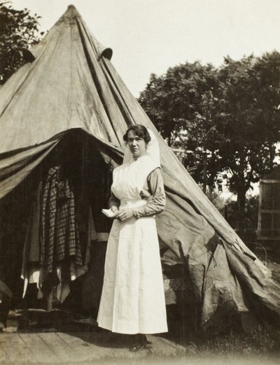La hermana Ada Smith de la 2ª Estación de Despeje de Bajas Australiana cerca de Steenwerck, Trois Arbres, Francia, 1916 de Australian Photographer