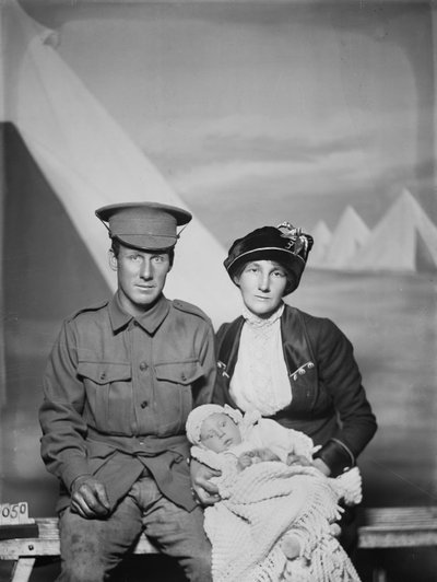 Retrato de estudio del Soldado 1159 (Pte) George Beamish Swanton, 24º Batallón Australiano, de Werribee, Victoria, con su esposa Nellie y su bebé Joan Helen, c. mayo de 1915 de Australian Photographer