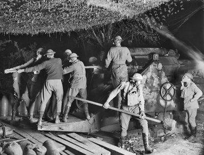 La 2ª Batería de Asedio Australiana (55ª Batería de Artillería de Asedio Australiana) trabajando en un obús de 9.2 pulgadas con sus máscaras de gas durante un ataque en Voormezeele, 15 de septiembre de 1917 de Australian Photographer