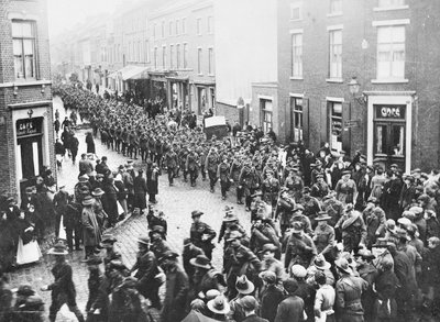 El último contingente de la Artillería de la 1ª División, AIF, dejando la ciudad para embarcarse en Charleroi para comenzar su viaje a casa, Chatelineau, Bélgica, 26 de noviembre de 1919 de Australian Photographer