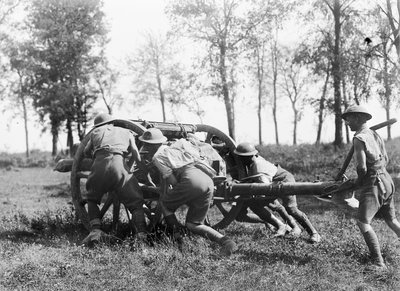 Miembros no identificados de la 7ª Brigada, Artillería de Campo Australiana, moviendo uno de sus cañones a posición cerca de Gressaire Wood, para asistir al ataque de la 9ª Brigada de Infantería cerca de Bray-sur-Somme, 22 de agosto de Australian Photographer