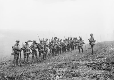 Warfusee-Abancourt, Francia: El Teniente Rupert Frederick Arding Downes MC dirigiéndose a su Pelotón de la Compañía B, 29º Batallón, durante un descanso cerca de los pueblos de Warfusee y Lamotte antes del avance de Australian Photographer