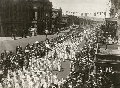 Mujeres llevando a cabo una marcha del Día de la Paz a lo largo de King William Street, Adelaida, Australia del Sur, noviembre de 1918 de Australian Photographer