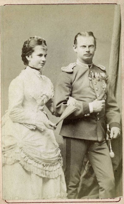 Retrato de Gisele Louise Marie, Archiduquesa de Austria y Princesa de Baviera (1856-1932) con el Príncipe Leopoldo de Baviera (1846-1930). Colección fotográfica “A los soldados de antaño”. de Austrian Photographer
