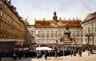 Banda tocando en el patio del Castillo Imperial en Viena, c.1905 de Austrian School
