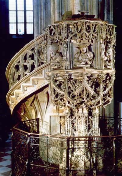 Púlpito de los peregrinos, decorado con bustos de los Cuatro Padres de la Iglesia, teólogos que representan los cuatro temperamentos fisonómicos, el escultor mismo mira desde una ventana abajo, por Anton Pilgr de Austrian School