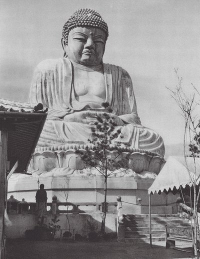 Japón: Estatua de Buda en Beppu (foto en blanco y negro) de Axel von Graefe