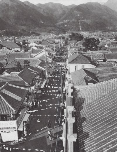 Japón: Centro comercial en Beppu (foto en blanco y negro) de Axel von Graefe