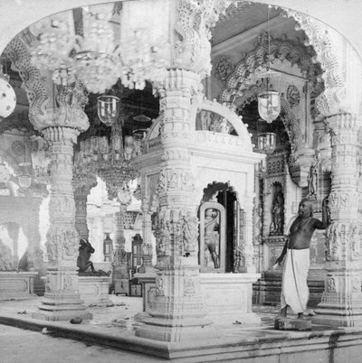 Interior del templo de Babulnath, Bombay, India de B. W. Kilburn