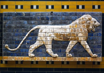 Un león, detalle de azulejos de ladrillo vidriado que representan animales mitológicos que adornaban el Camino Procesional hacia la Puerta de Ishtar en Babilonia durante el reinado de Nabucodonosor II (604-562 a.C.). Civilización babilónica, siglo VII-VI a de Babylonian