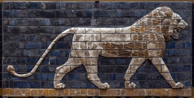 La Vía Procesional de Babilonia erigida bajo el gobierno de Nabucodonosor II (605-562 a.C.): (detalle) de la Puerta de Ishtar que muestra un león de mosaico de ladrillos. Babilonia - Museo Arqueológico de Estambul de Babylonian