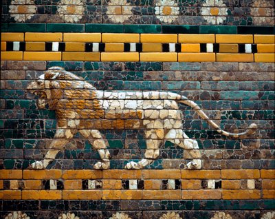 Vista del Camino de las procesiones de Babilonia en azulejos de esmalte: león caminando, animal sagrado de Ishtar, diosa babilónica de la guerra y el amor. De Babilonia (Irak) en la época del rey Nabucodonosor II. 580 a.C. Museo de Pérgamo, Berlín de Babylonian