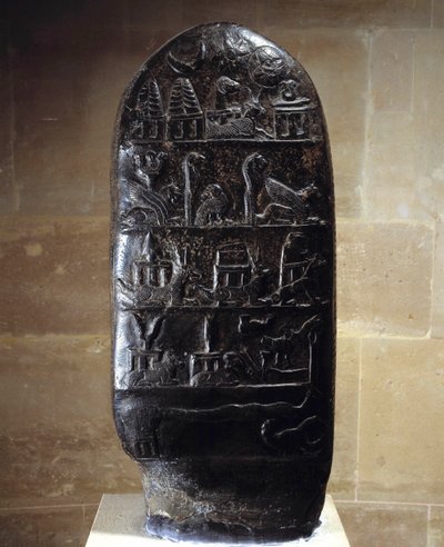 Antigüedad oriental: estela (o kudurru, soporte de donación de tierras) en piedra caliza negra tallada con bajorrelieves del Rey Meli-Shipak II en favor de su hijo Marduk-apla-iddina de Babylonian
