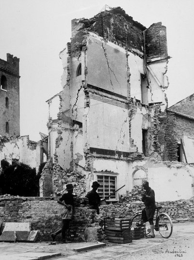 Los bombardeos de Sermide. Tres personas frente a un grupo de casas bombardeadas de Baccarini and Porta