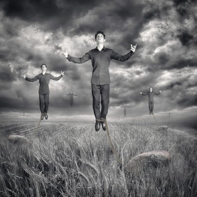 Hombres levitando bajo un cielo tormentoso de Baden Bowen