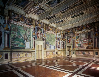 Sala real o de Hércules con frescos de Baldassare Croce que representan escenas mitológicas e históricas de la ciudad de Viterbo, artesonado de madera con las posesiones de la ciudad, Ayuntamiento (antiguo Palacio de los Priores), Viterbo, Lacio, Italia de Baldassare Croce