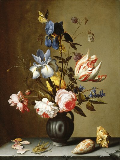 Iris, rosas, aguileña, jacinto y un tulipán en una jarra de cerámica negra, con conchas marinas y un saltamontes en un borde de piedra de Balthasar van der Ast