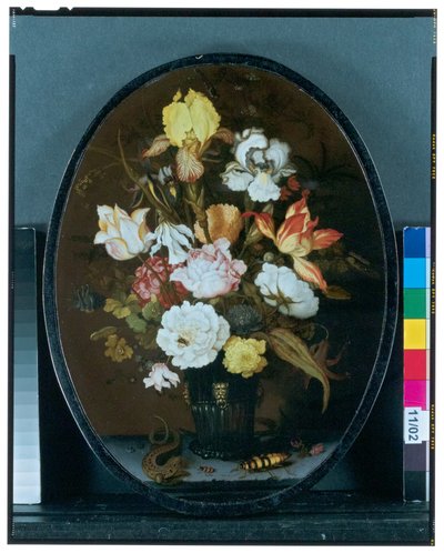 Naturaleza muerta con flores en un jarrón de cristal sobre una cornisa, con una lagartija y escarabajos de Balthasar van der Ast