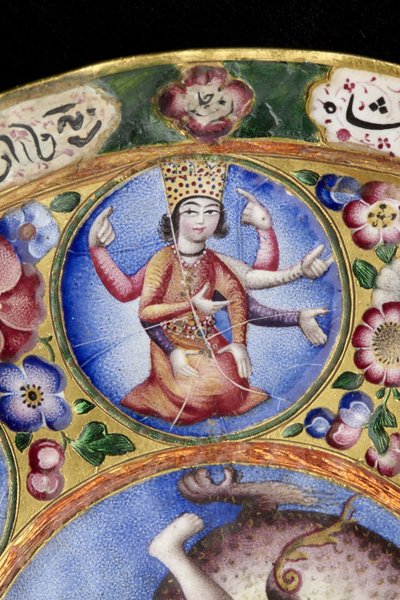 Tazón con tapa, platillo y cuchara con decoración astrológica, principios del siglo XIX de Baqir