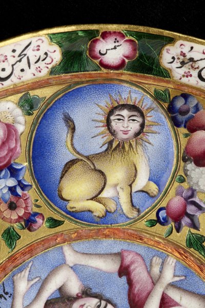 Tazón con tapa, platillo y cuchara con decoración astrológica, principios del siglo XIX de Baqir