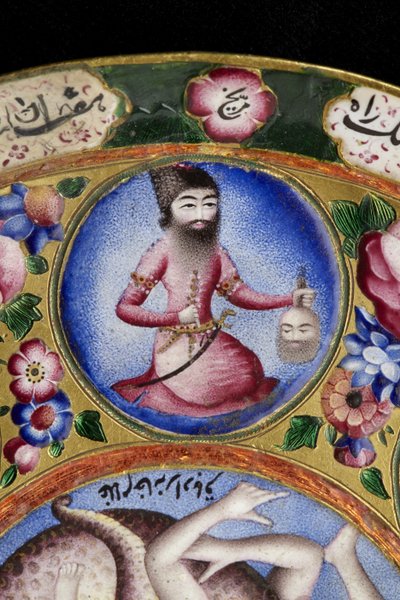 Tazón con tapa, platillo y cuchara con decoración astrológica, principios del siglo XIX de Baqir